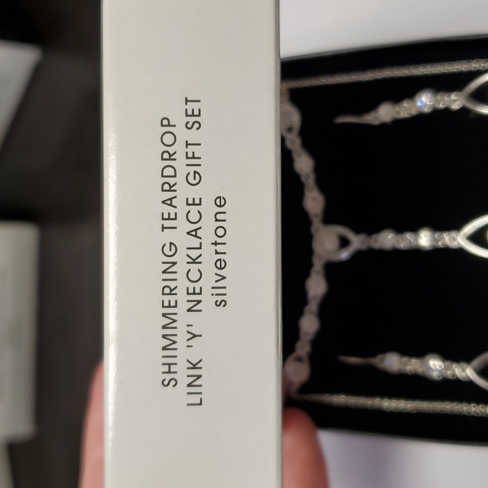Shimmering necklace and earrings gift set by avon - Picture 2 of 5